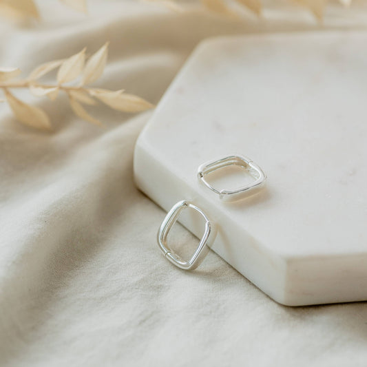 PETITE SQUARE HOOPS