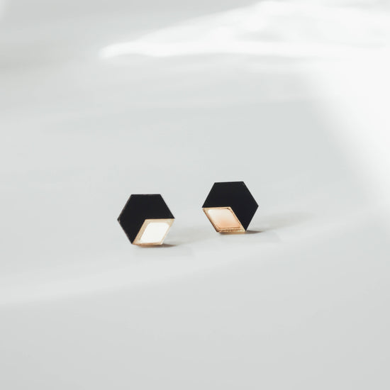 BLACK AND GOLD BELLE STUD