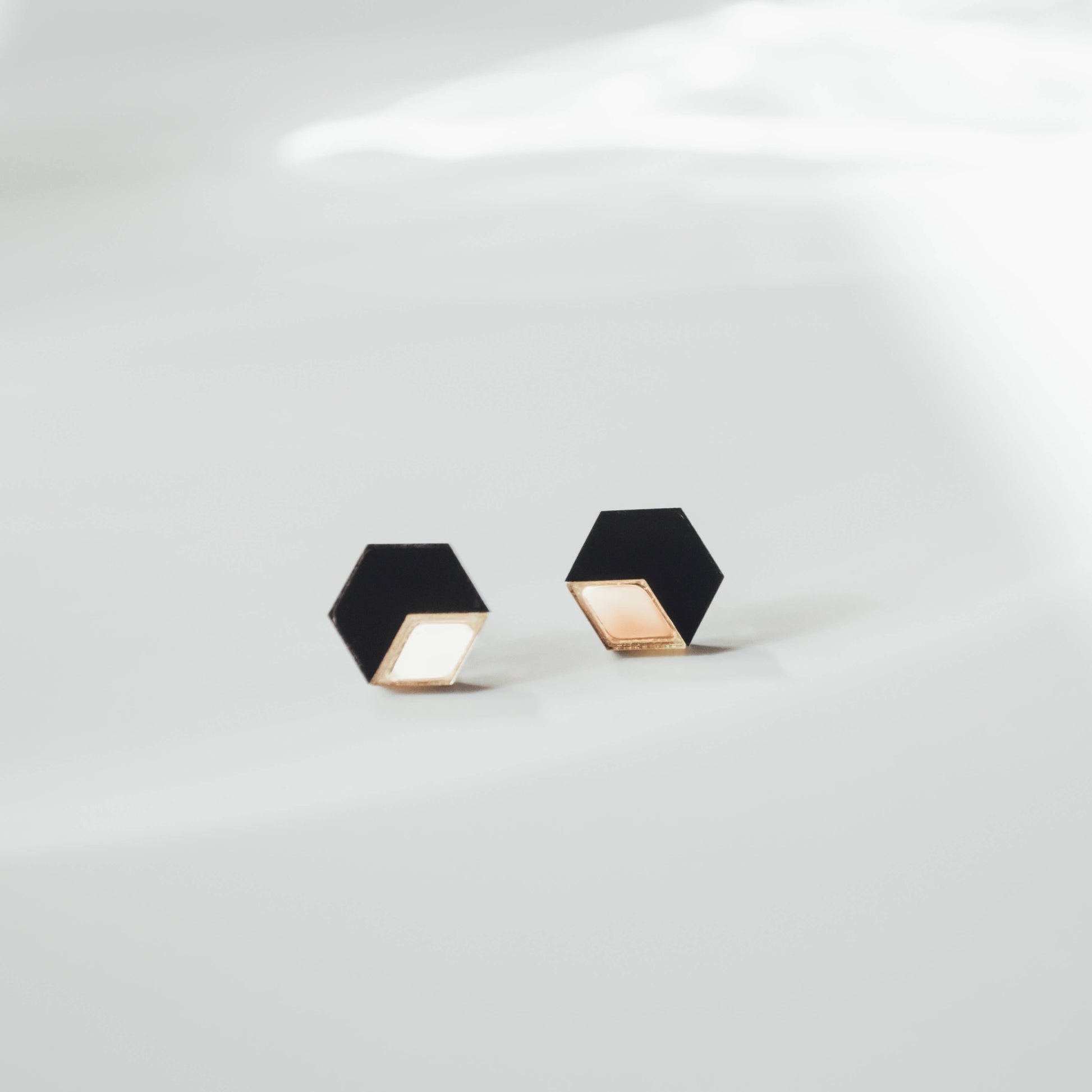 BLACK AND GOLD BELLE STUD